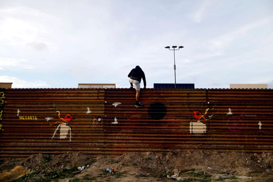 متظاهر يقف النماذج الأولية للجدار بين أمريكا والمكسيك