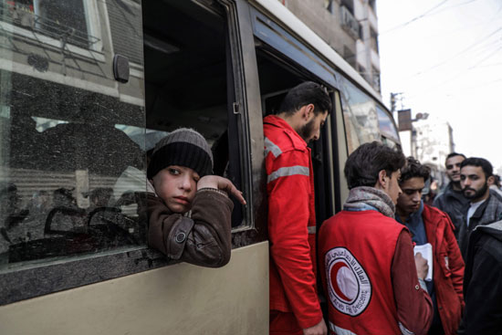 أفراد الهلال الأحمر السورى ينظمون عملية الإجلاء من الغوطة