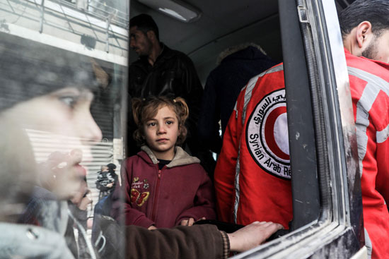 الهلال الأحمر السورى يجلون أطفال من الغوطة الشرقية