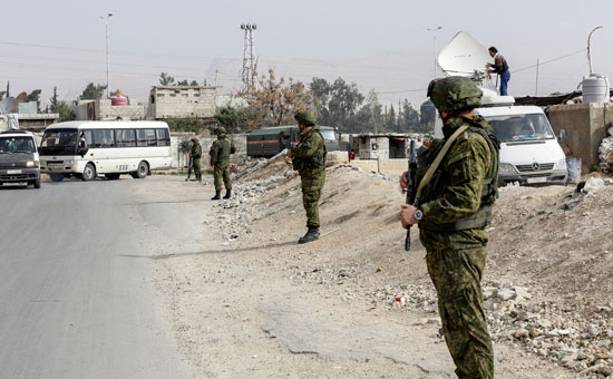 القوات الروسية تشرف على إجلاء مدنيين من الغوطة