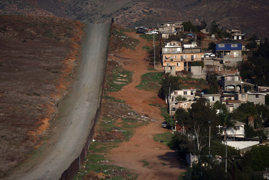 الجدار الحدودى الفاصل بين أمريكا والمكسيك