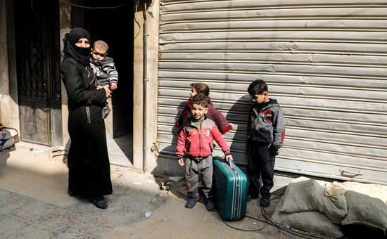استعداد مدنيين لمغادرة الغوطة الشرقية