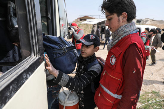 إجلاء أطفال سوريين من الغوطة الشرقية