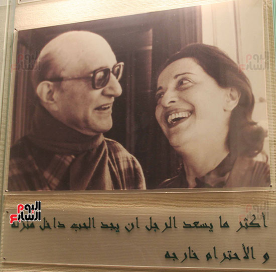صورة-نادرة-له-مع-زوجته-السيدة-نهلة-القدسى-وتحتها-أشهر-عباراته-التى-اهدها-لها