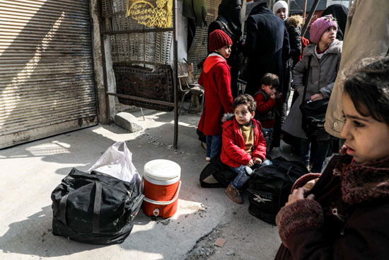 الهلال الأحمر السورى ينقل أسر سورية من الغوطة الشرقية