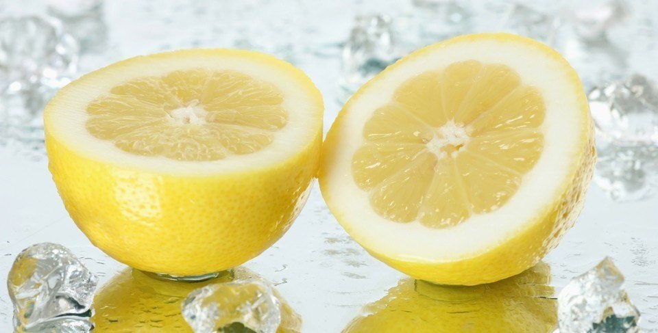 عصير الليمون لعلاج عسر الهضم عند الاطفال