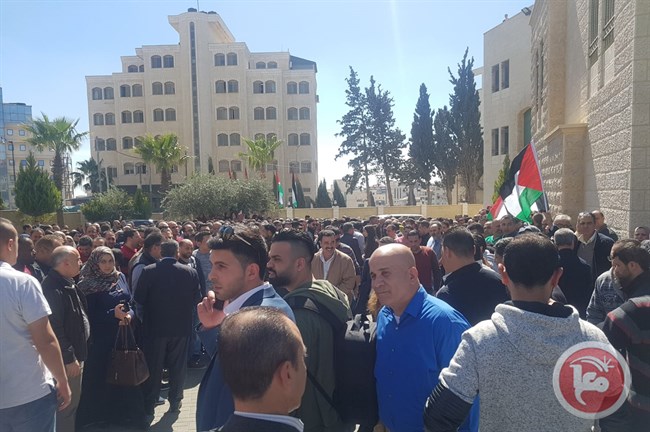 فلسطينيون يحتشدون أمام مقر مجلس الوزراء الفلسطينى