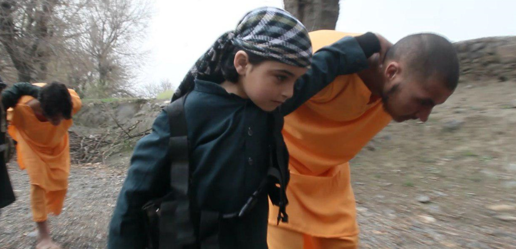 أطفال داعش يقتادوا المعتقلين