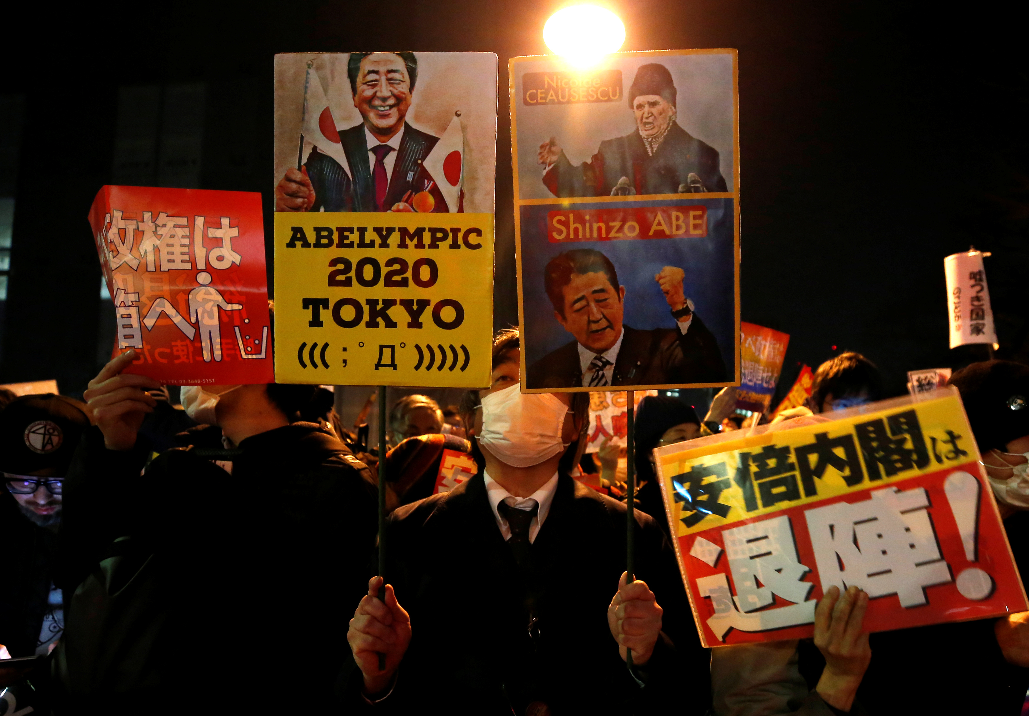 تظاهرات تطالب باستقالة رئيس الوزراء باليابان شينزو آبى