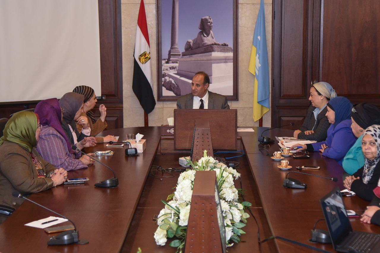 محافظ الإسكندرية خلال لقائه مع القومي للمرأة (4)