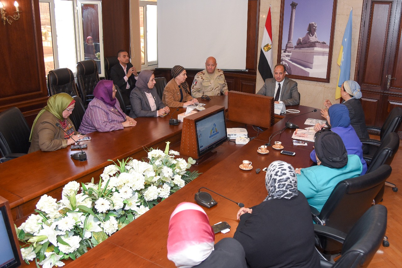 محافظ الإسكندرية خلال لقائه مع القومي للمرأة (1)