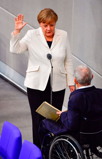 رئيس مجلس النواب الألمانى يستمع ليمين أنجيلا ميركل