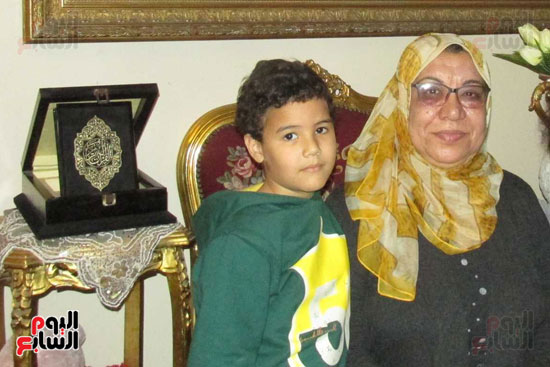 عمر يعبر عن فرحته مع جدته