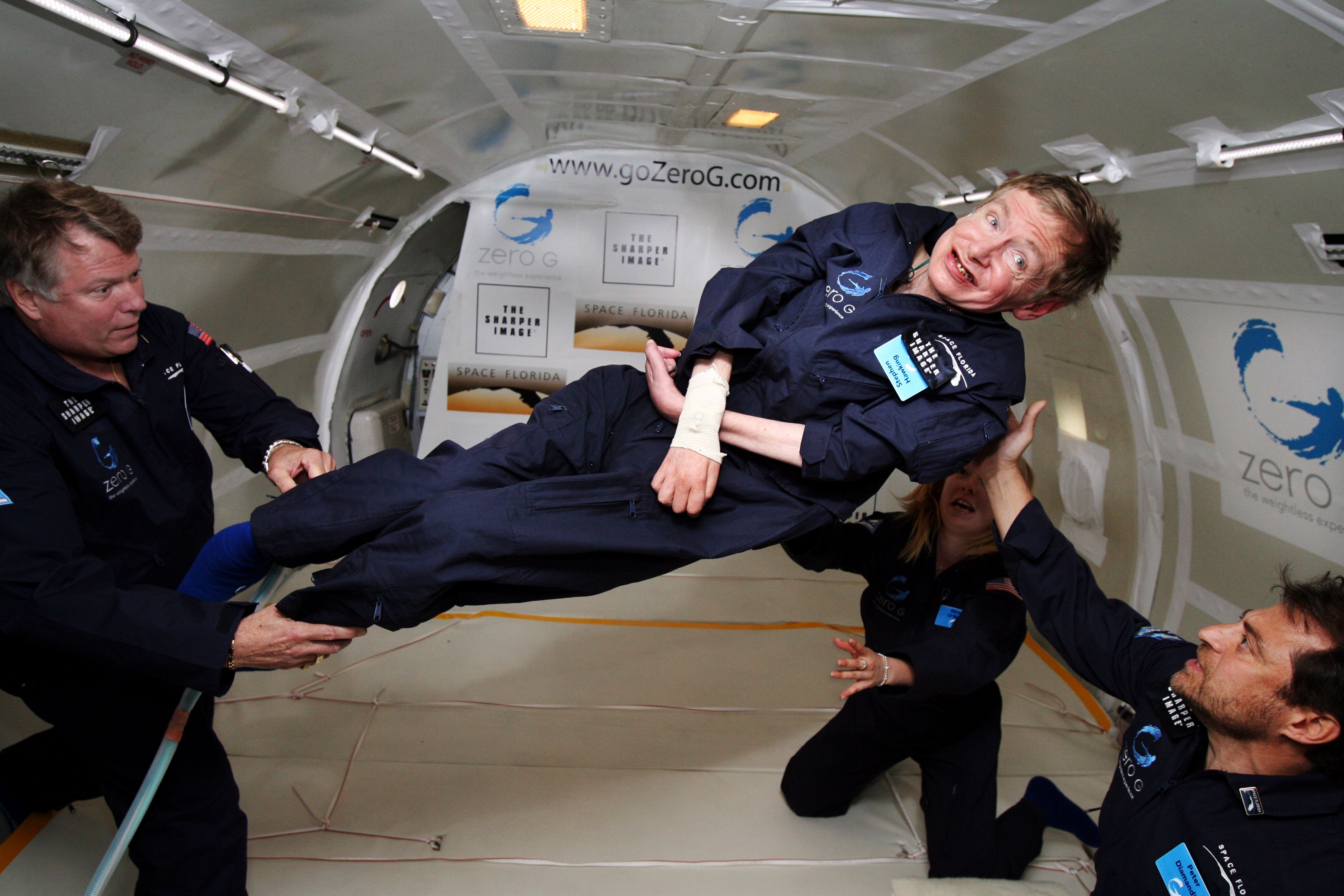 عالم الفيزياء البريطانى الشهير ستيفن هوكينج في رحلة فضاء