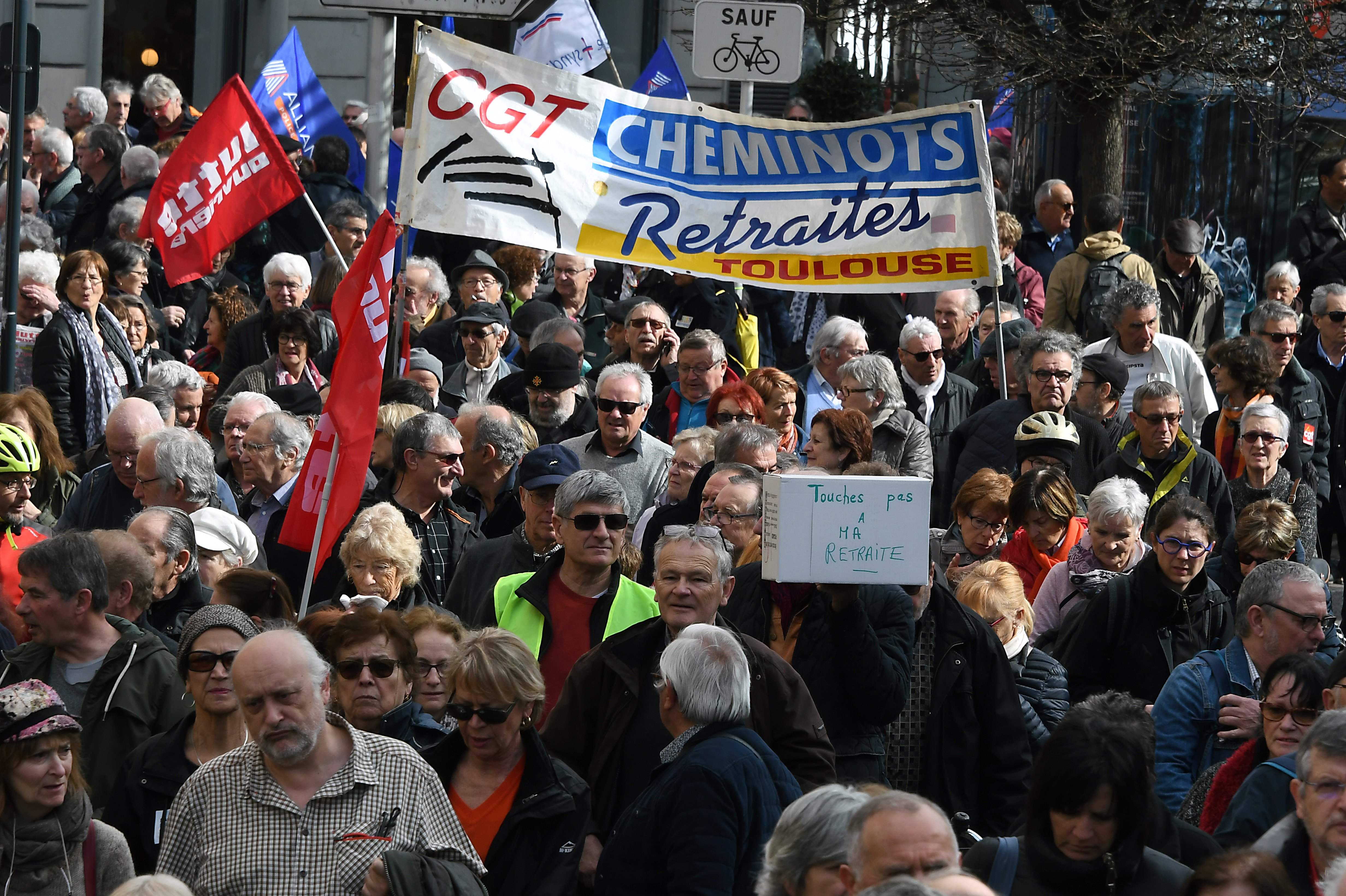 آلاف المتقاعدين يتظاهرون فى فرنسا