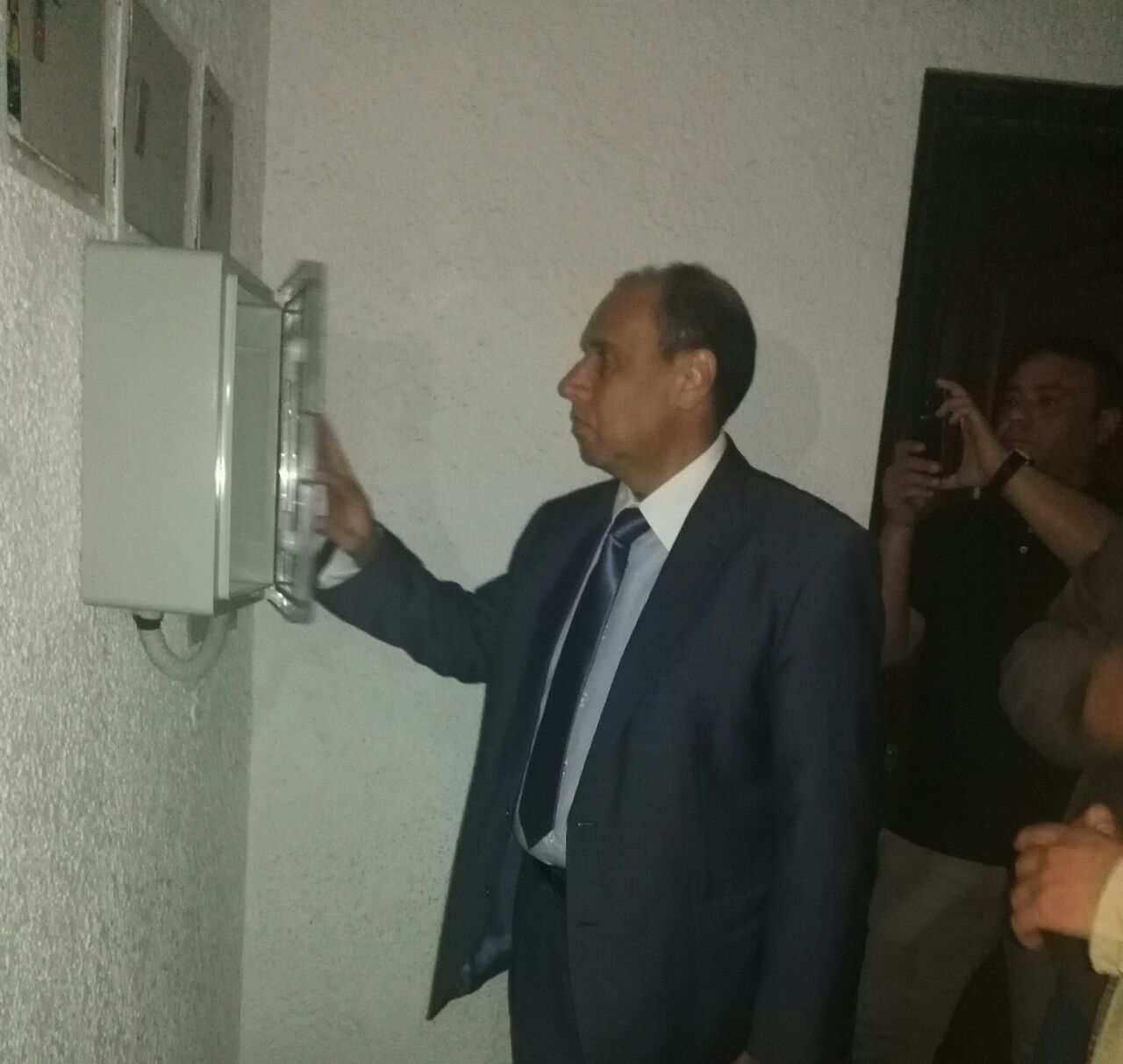 رئيس كهرباء شمال القاهرة يتفقد تركيب العدادات الذكية فى حى السفارات