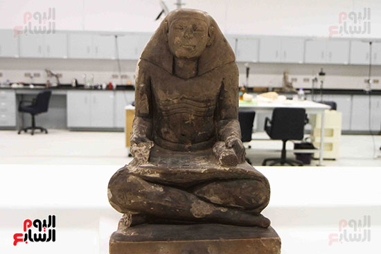 القطع-الأثرية-داخل-معمال-ترميم-المتحف-المصرى-الكبير-(12)