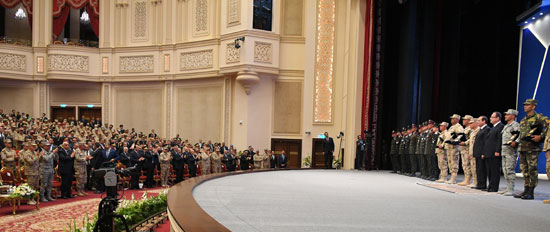 الرئيس السيسي يكرم أمهات وزوجات الشهداء فى الندوة التثقيفية للقوات المسلحة (41)