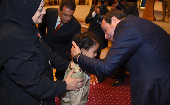 الرئيس السيسي يكرم أمهات وزجات الشهداء فى الندوة التثقيفية للقوات المسلحة (8)