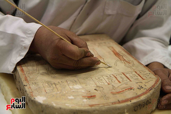القطع-الأثرية-داخل-معمال-ترميم-المتحف-المصرى-الكبير-(2)