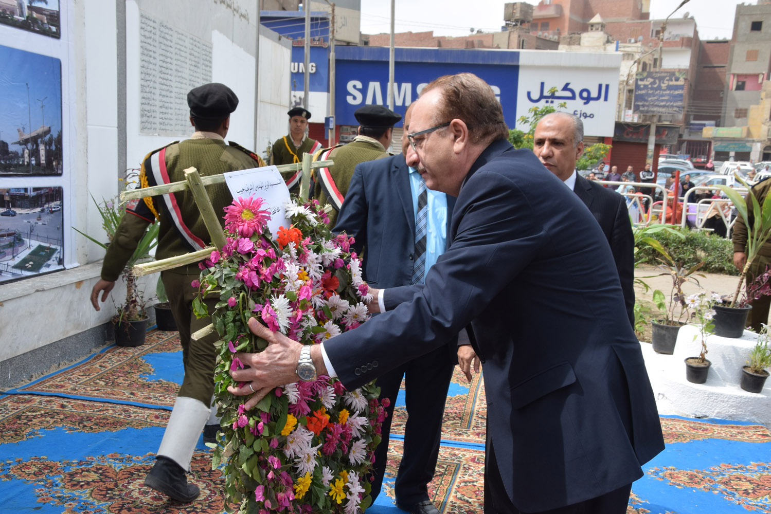 وضع أكاليل الزهور على النصب التذكارى   (3)