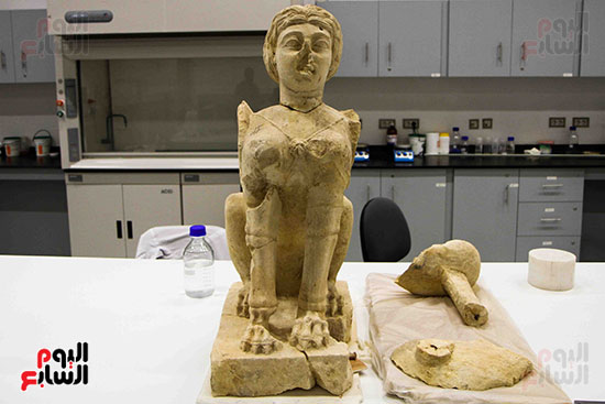القطع-الأثرية-داخل-معمال-ترميم-المتحف-المصرى-الكبير-(14)