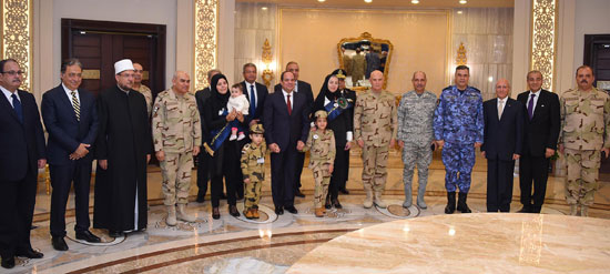 الرئيس السيسي يكرم أمهات وزجات الشهداء فى الندوة التثقيفية للقوات المسلحة (20)