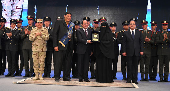الرئيس السيسي يكرم أمهات وزوجات الشهداء فى الندوة التثقيفية للقوات المسلحة (2)