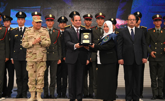 الرئيس السيسي يكرم أمهات وزوجات الشهداء فى الندوة التثقيفية للقوات المسلحة (9)