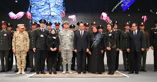 الرئيس السيسي يكرم أمهات وزوجات الشهداء فى الندوة التثقيفية للقوات المسلحة (28)