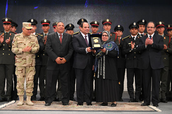 الرئيس السيسي يكرم أمهات وزوجات الشهداء فى الندوة التثقيفية للقوات المسلحة (29)