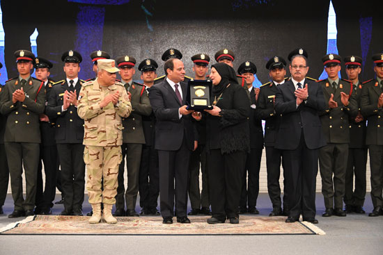 الرئيس السيسي يكرم أمهات وزوجات الشهداء فى الندوة التثقيفية للقوات المسلحة (6)