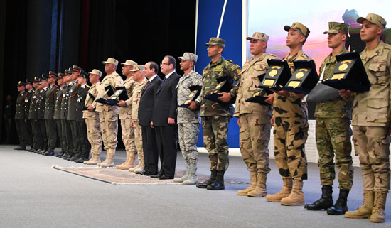الرئيس السيسي يكرم أمهات وزوجات الشهداء فى الندوة التثقيفية للقوات المسلحة (40)
