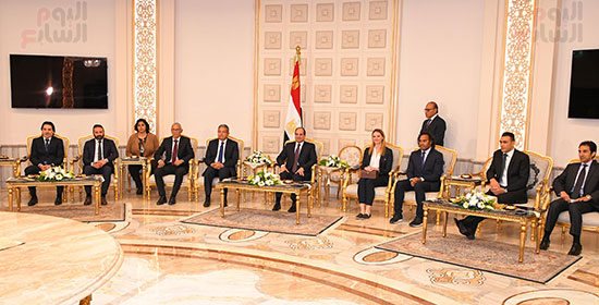 الرئيس يستقبل بعثة الفيفا وكأس العالم..ويدعو المصريين للدعاء للمنتخب (1)