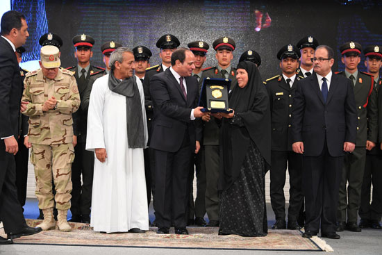 الرئيس السيسي يكرم أمهات وزوجات الشهداء فى الندوة التثقيفية للقوات المسلحة (21)