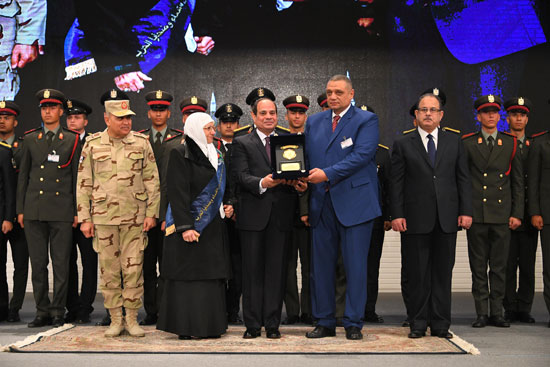 الرئيس السيسي يكرم أمهات وزوجات الشهداء فى الندوة التثقيفية للقوات المسلحة (8)
