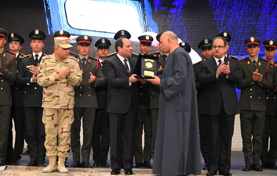 الرئيس السيسي يكرم أمهات وزوجات الشهداء فى الندوة التثقيفية للقوات المسلحة (5)