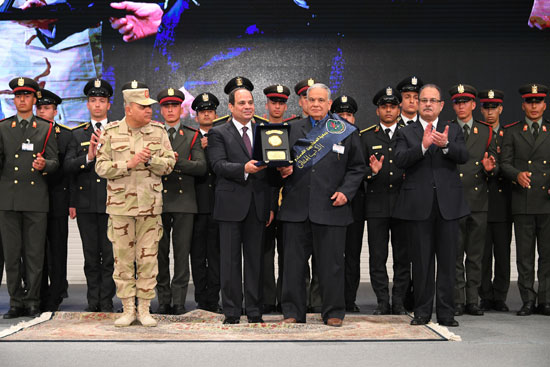 الرئيس السيسي يكرم أمهات وزوجات الشهداء فى الندوة التثقيفية للقوات المسلحة (31)