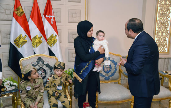 الرئيس السيسي يكرم أمهات وزجات الشهداء فى الندوة التثقيفية للقوات المسلحة (17)