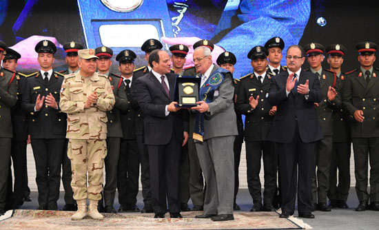 الرئيس السيسي يكرم أمهات وزوجات الشهداء فى الندوة التثقيفية للقوات المسلحة (23)