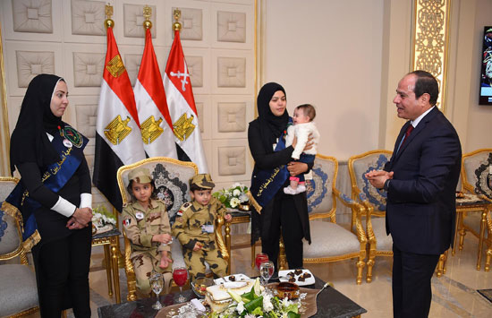 الرئيس السيسي يكرم أمهات وزجات الشهداء فى الندوة التثقيفية للقوات المسلحة (19)