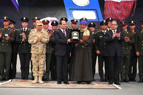 الرئيس السيسي يكرم أمهات وزوجات الشهداء فى الندوة التثقيفية للقوات المسلحة (19)