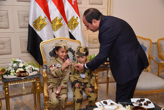 الرئيس السيسي يكرم أمهات وزجات الشهداء فى الندوة التثقيفية للقوات المسلحة (16)