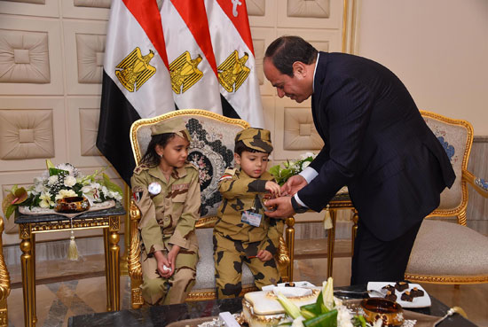 الرئيس السيسي يكرم أمهات وزجات الشهداء فى الندوة التثقيفية للقوات المسلحة (15)