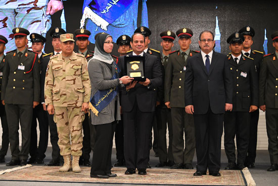الرئيس السيسي يكرم أمهات وزوجات الشهداء فى الندوة التثقيفية للقوات المسلحة (6)