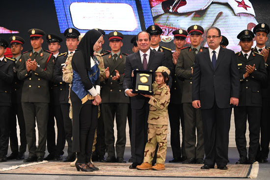 الرئيس السيسي يكرم أمهات وزوجات الشهداء فى الندوة التثقيفية للقوات المسلحة (7)