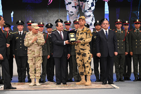 الرئيس السيسي يكرم أمهات وزوجات الشهداء فى الندوة التثقيفية للقوات المسلحة (37)