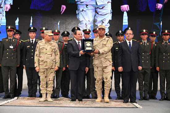 الرئيس السيسي يكرم أمهات وزوجات الشهداء فى الندوة التثقيفية للقوات المسلحة (33)