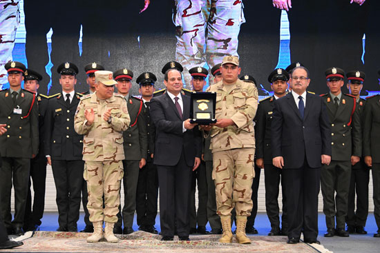 الرئيس السيسي يكرم أمهات وزوجات الشهداء فى الندوة التثقيفية للقوات المسلحة (36)
