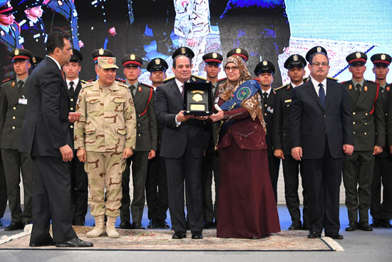 الرئيس السيسي يكرم أمهات وزوجات الشهداء فى الندوة التثقيفية للقوات المسلحة (13)